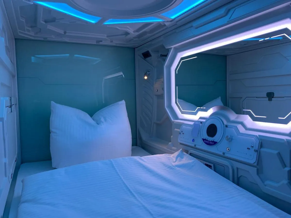 Space Night Capsule Hostel 베를린 0*,