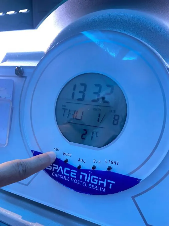Space Night Capsule Hostel 베를린 0*,