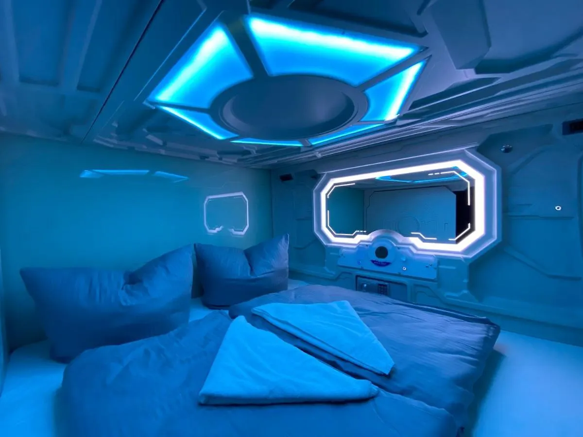 Space Night Capsule Hostel برلين