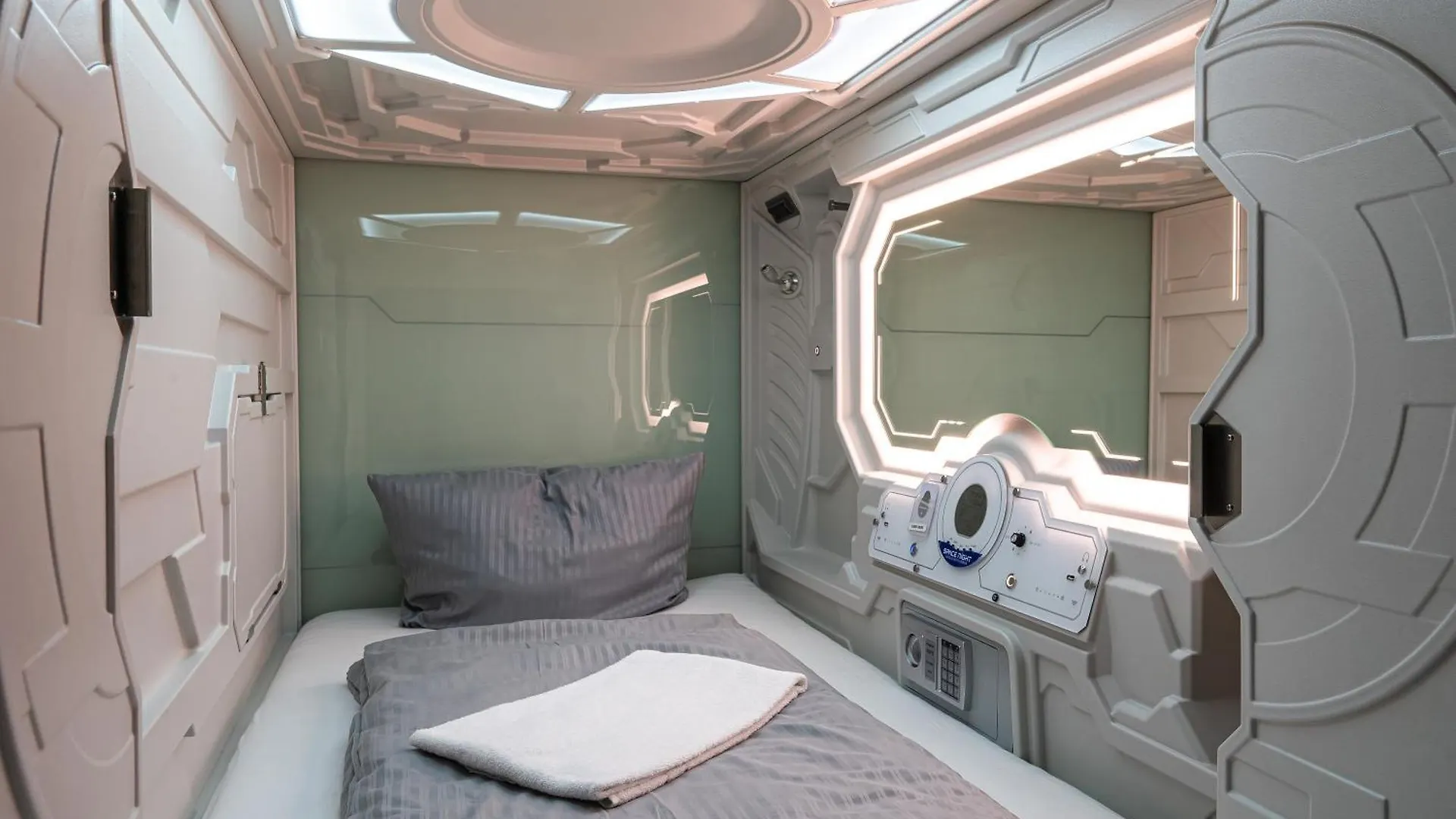 Space Night Capsule Hostel برلين ألمانيا